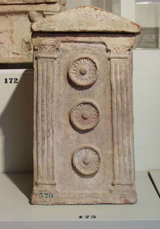 tre patere tra lesene (urna/ cineraria, cassa, parallelepipeda, figurata) (II a.C)