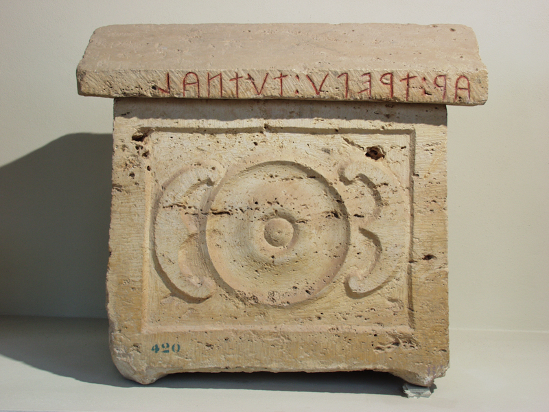 patera fra due pelte (urna/ cineraria, cassa, cubica, decorata) (prima metà II a.C)