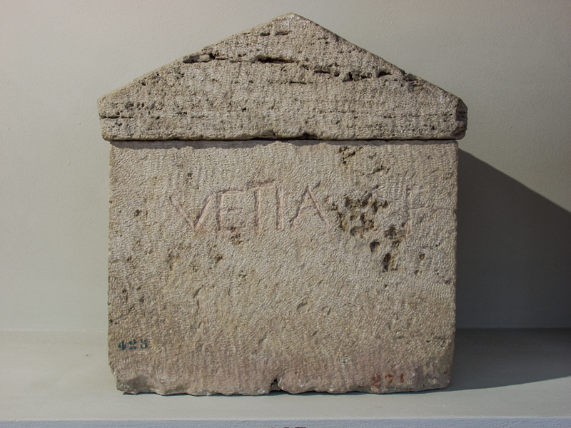urna/ cineraria, cassa con iscrizione, cubica, liscia (metà I a.C)