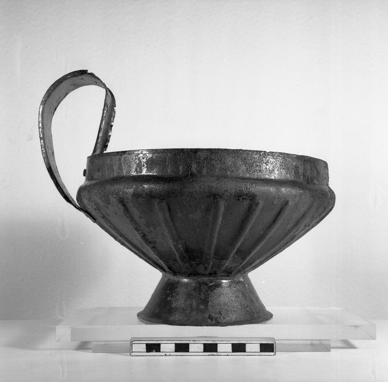 tazza monoansata (prima metà VIII sec. a.C)