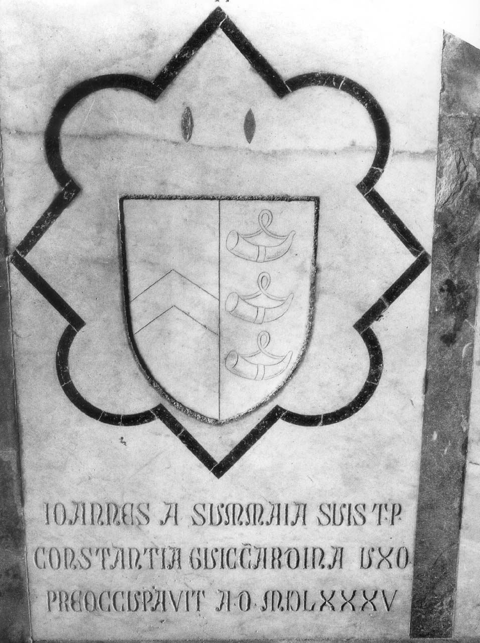 stemma gentilizio delle famiglie da Sommaia e Guicciardini (lapide tombale) - manifattura fiorentina (sec. XIX)