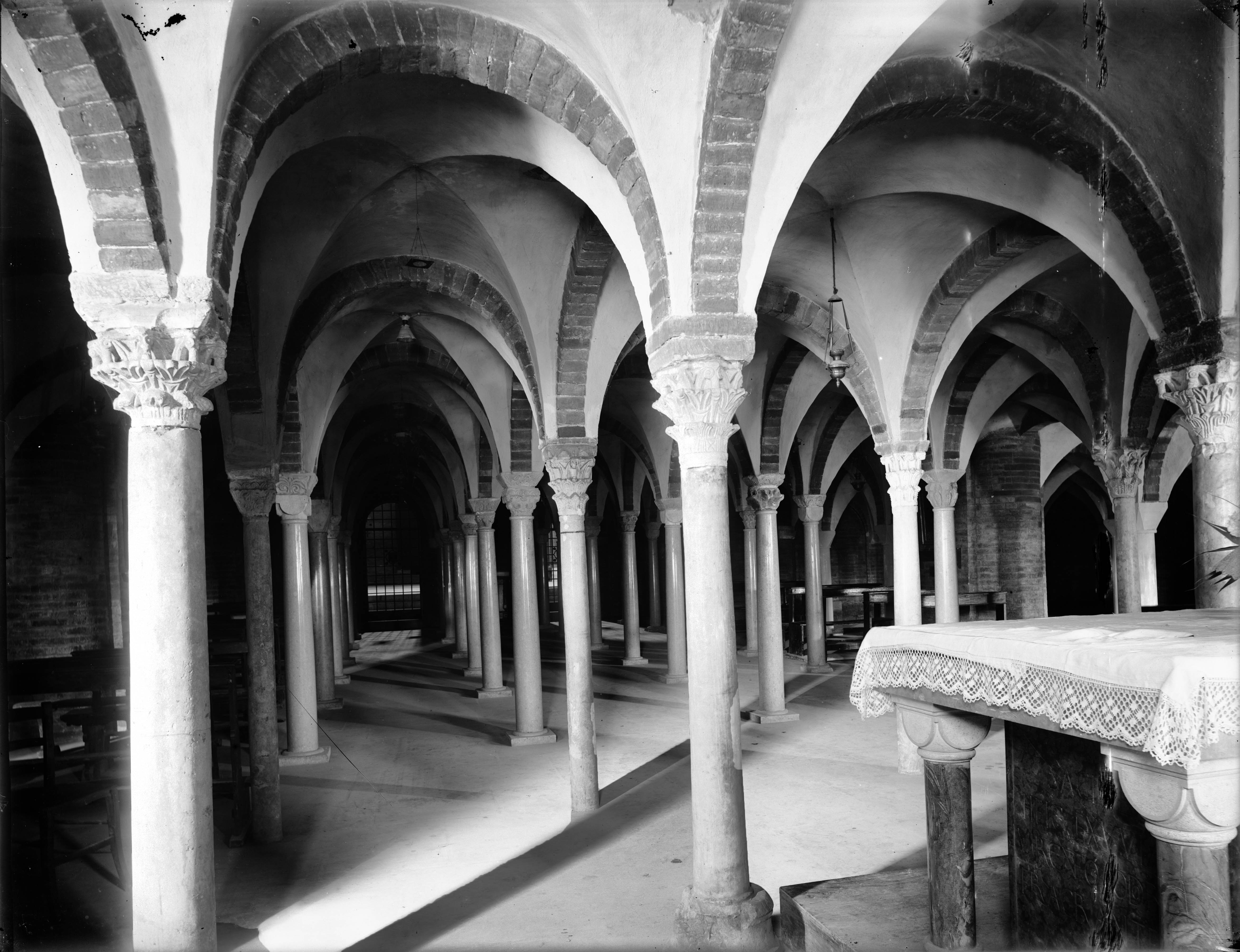 Elementi architettonici – Cripte – Volte a crociera - Colonne - Capitelli (negativo) di Castelli, Giovanni (primo quarto XX)