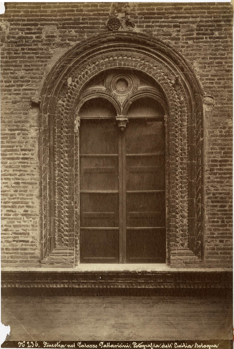 Architettura - Palazzi - Finestre - Cornici - Sec. XV (positivo, elemento-parte componente) di Fotografia dell'Emilia (ditta) (XIX)