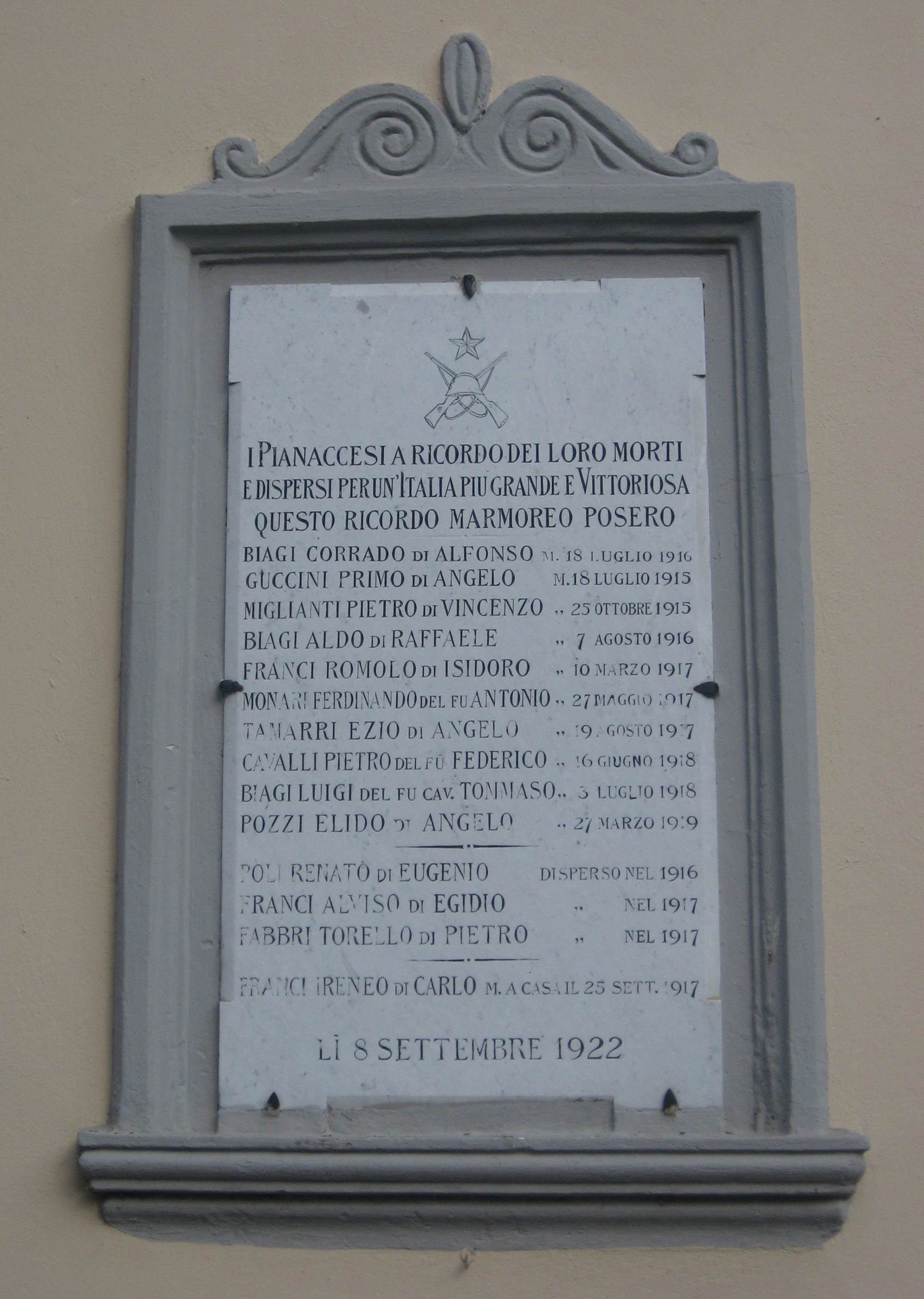 Tropaion con armi (lapide commemorativa ai caduti, opera isolata) - ambito italiano (XX)
