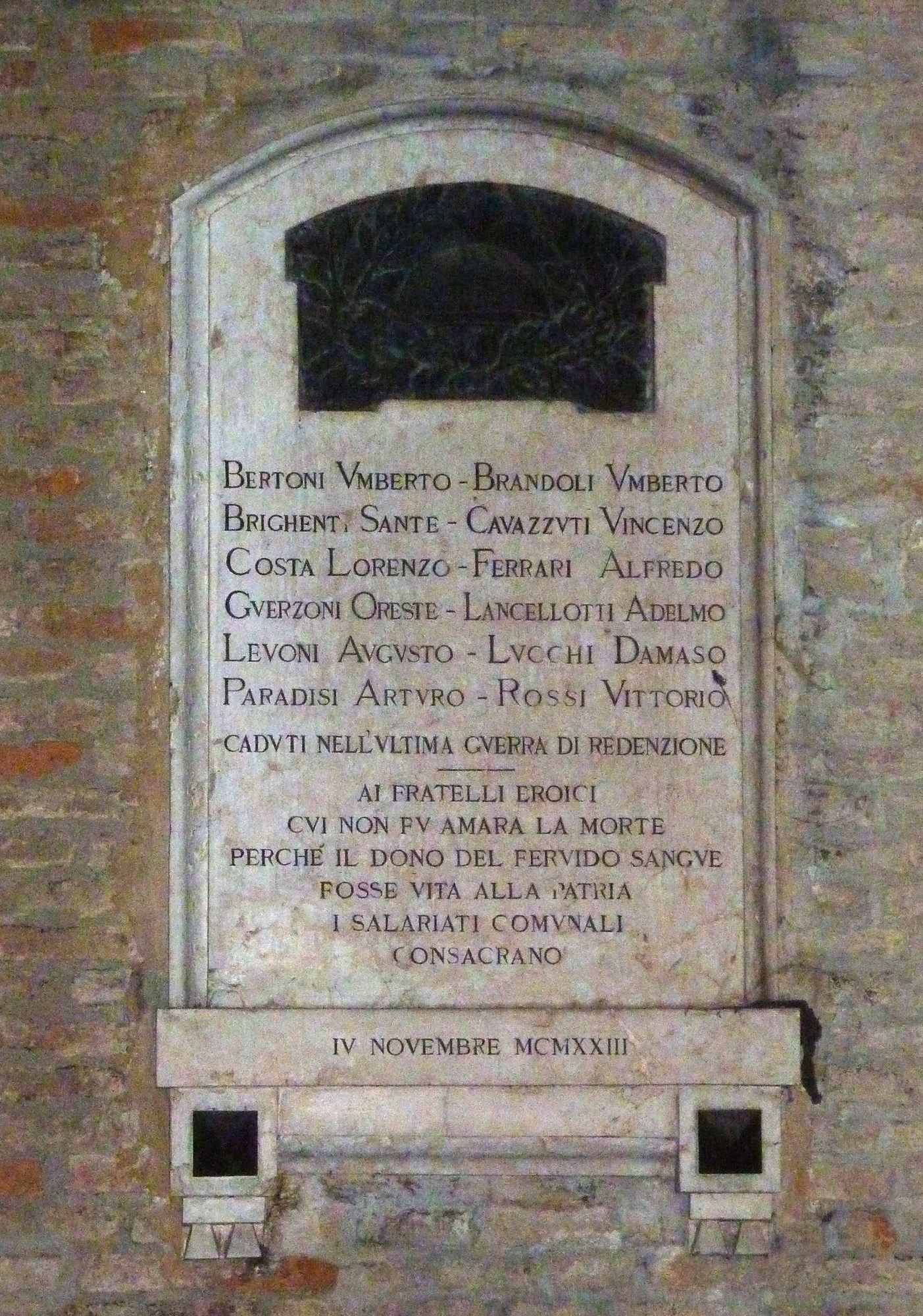 Tropaion con elmetto e corona d'alloro (lapide commemorativa ai caduti, opera isolata) - ambito italiano (XX)