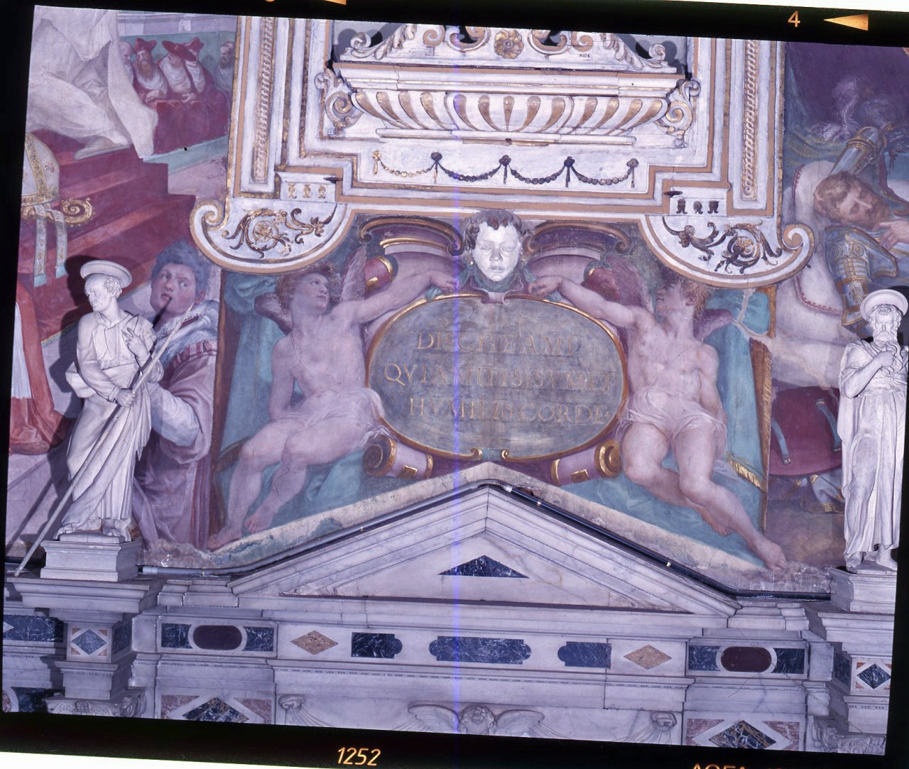 angeli reggitarga (dipinto murale) di Barbatelli Bernardino detto il Poccetti (fine sec. XVI)