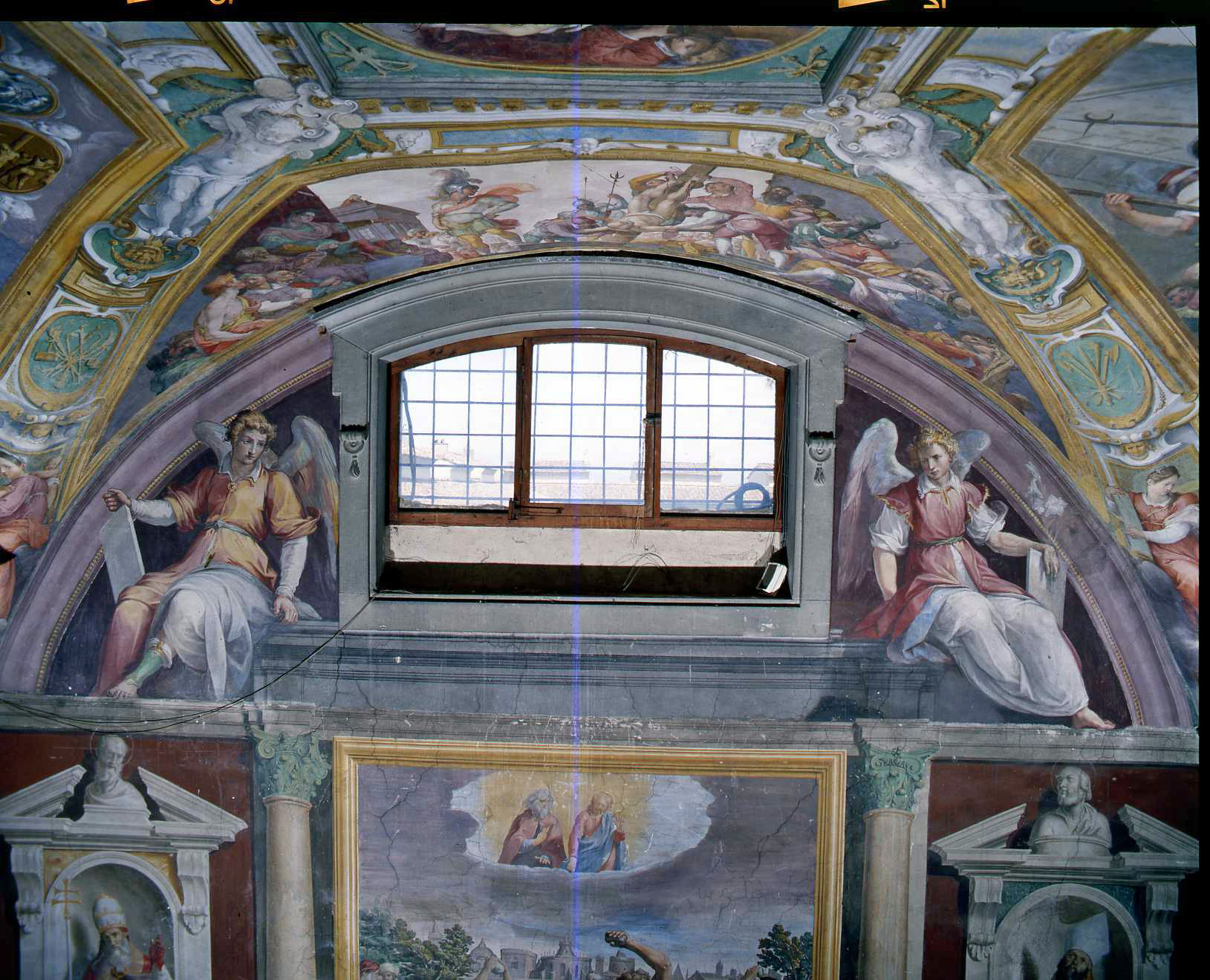 angeli con corona e simboli del martirio (dipinto murale) di Barbatelli Bernardino detto il Poccetti (fine sec. XVI)