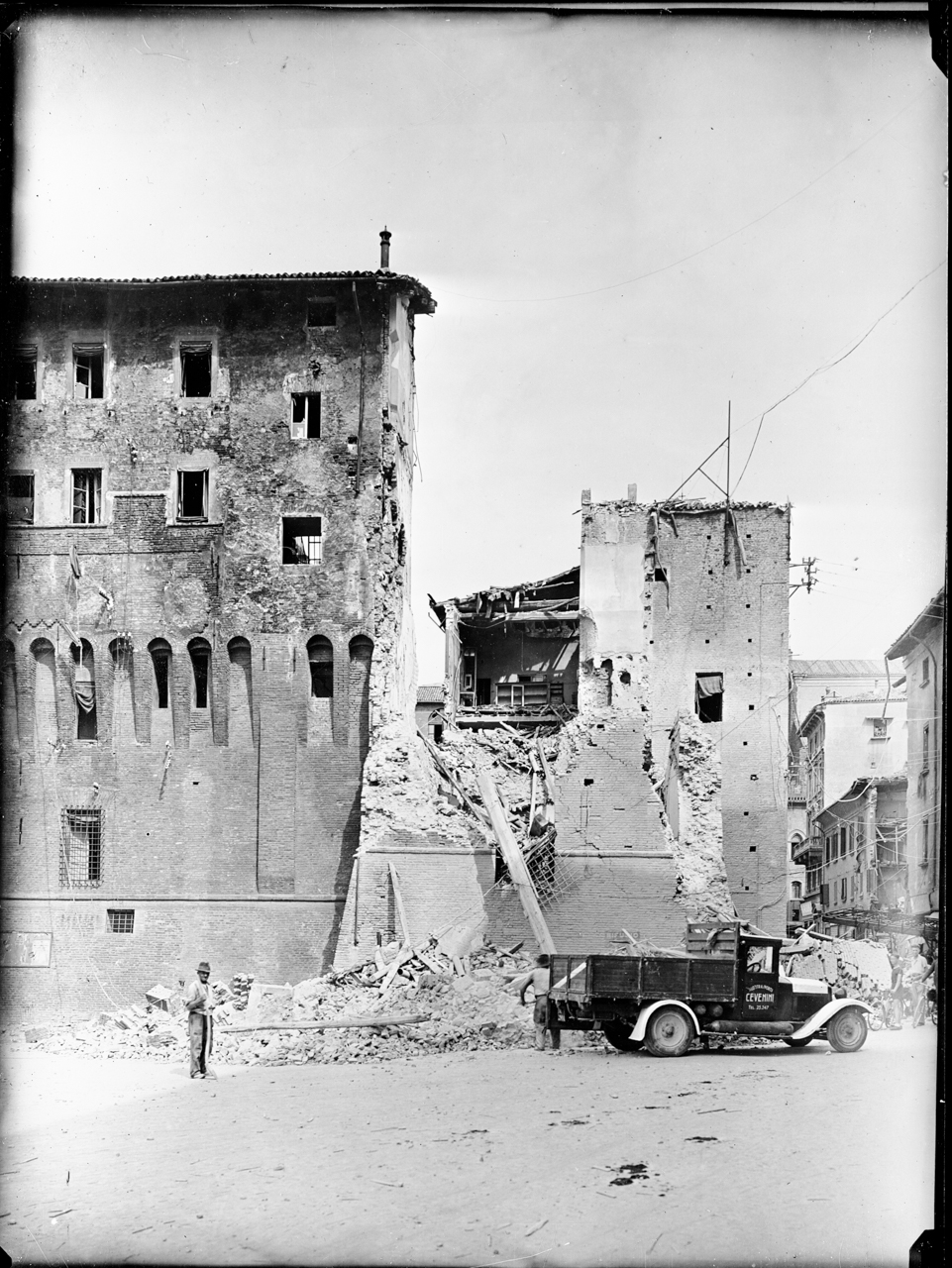 Bombardamenti aerei - Danni di guerra - Guerra mondiale 1939-1945 (negativo, insieme) di A. Villani & Figli (ditta) (secondo quarto XX)