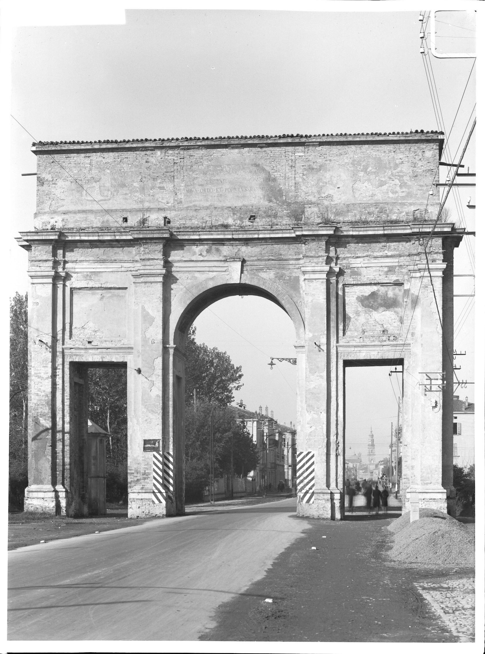 Elementi architettonici - Archi - Frontoni (negativo) di Fotografia Pisseri, Magnani, Giovanni Battista (prima metà XX)