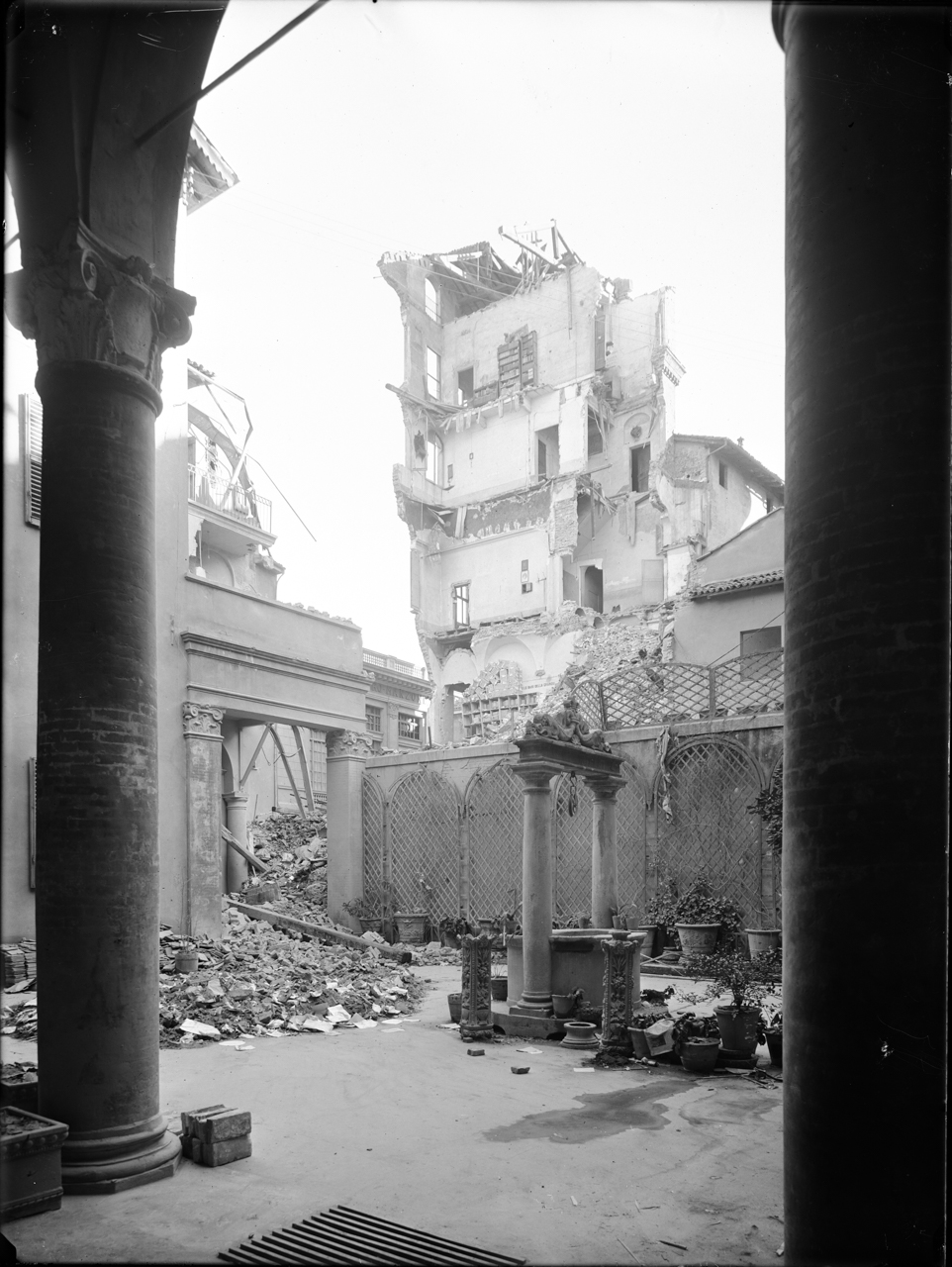 Italia - Emilia-Romagna - Bologna - Palazzo Conforti <via Galliera 1> (negativo) di A. Villani & Figli (prima metà XX)
