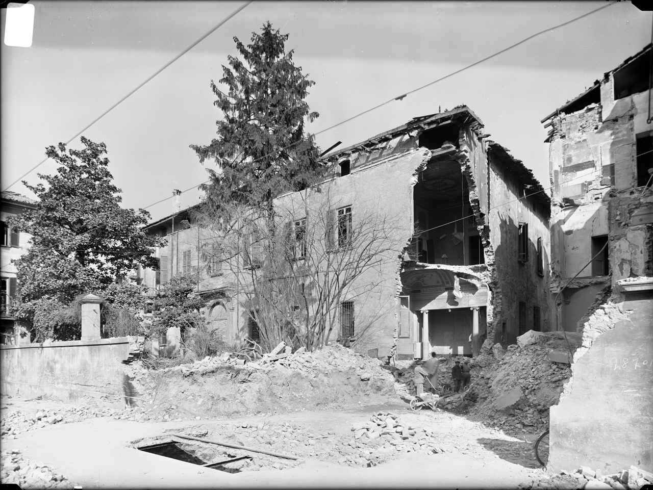 Bombardamenti aerei - Danni di guerra - Guerra mondiale 1939-1945 (negativo) di A. Villani & Figli (prima metà XX)