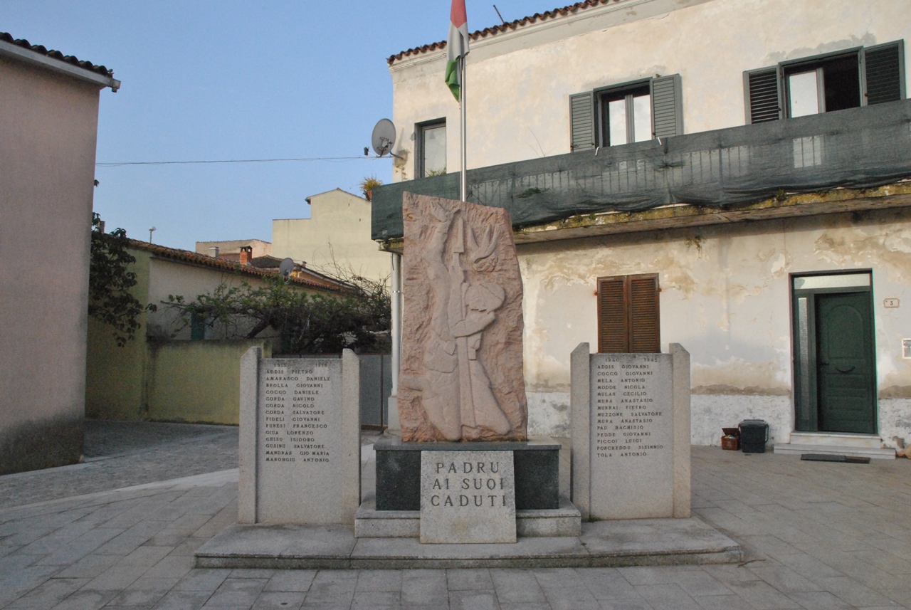 Monumento ai caduti - a stele