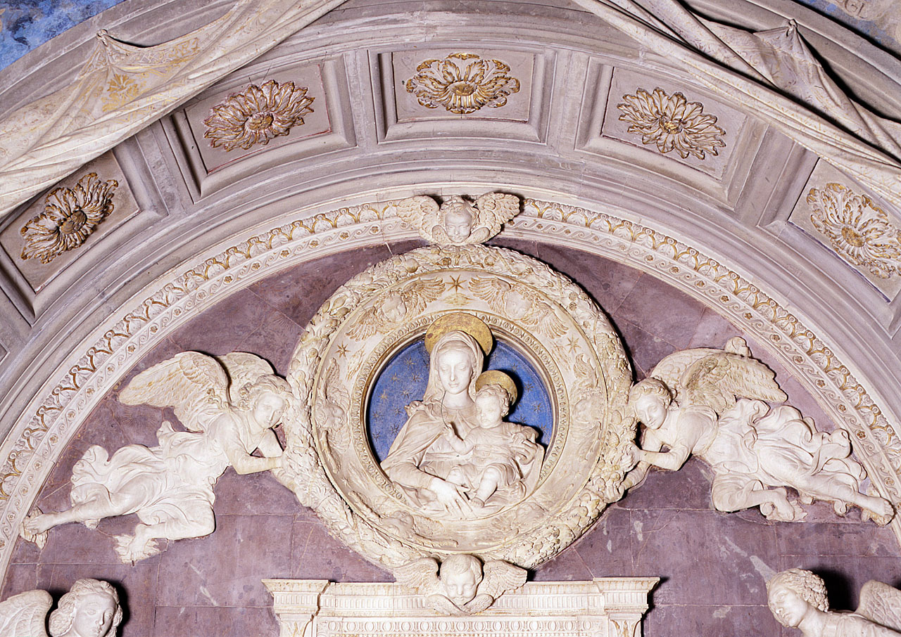 Madonna con Bambino e angeli (rilievo) di Rossellino Antonio, Rossellino Bernardo (sec. XV)