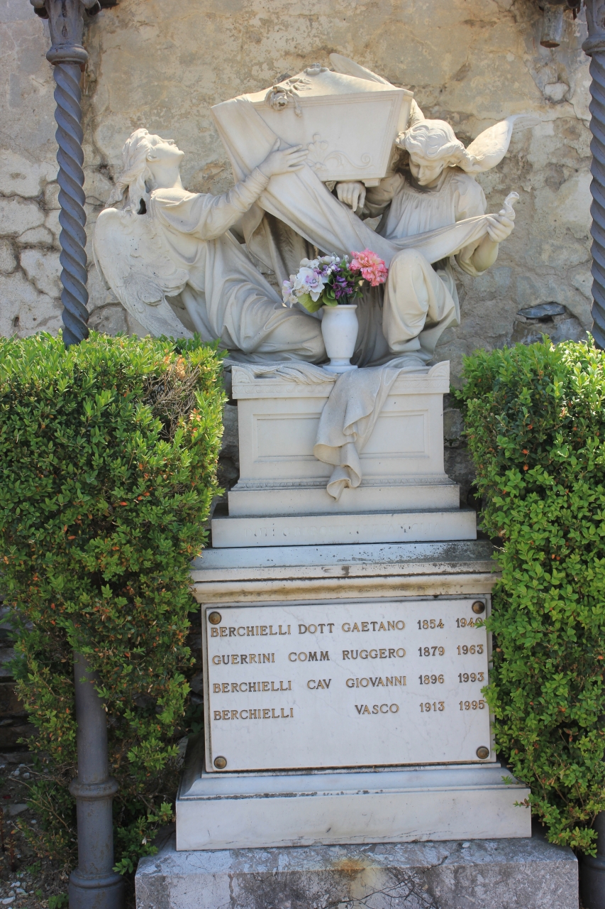 due angeli trasportano urna (monumento funebre) - ambito fiorentino (sec. XX)
