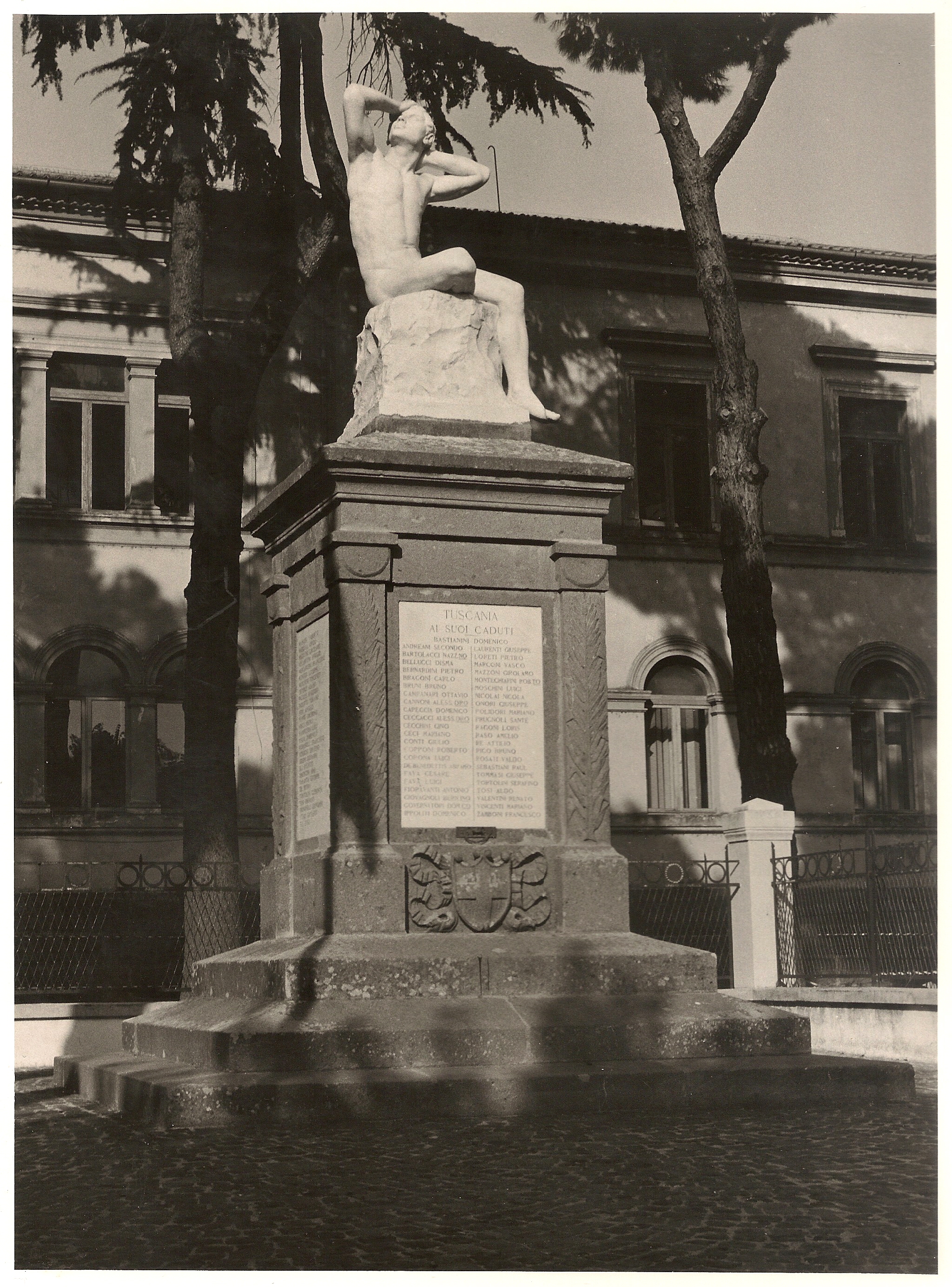 allegoria del soldato, figura di soldato (monumento ai caduti) di Jelmoni Carlo (sec. XX, sec. XX)