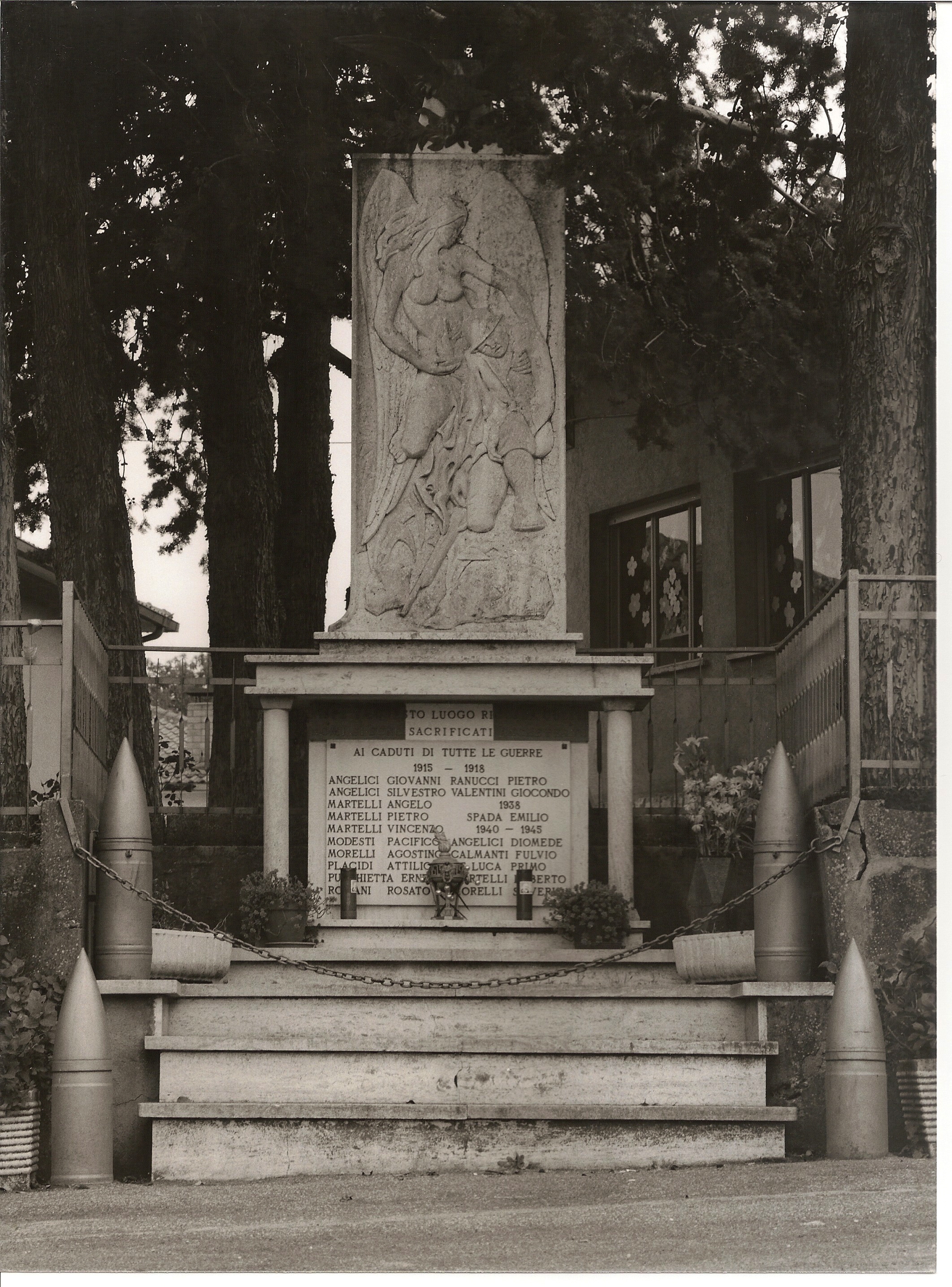 allegoria della morte del soldato, figura di soldato con allegoria della Vittoria (monumento ai caduti - a stele) di Capponi Amleto, F.lli Buono (sec. XX)