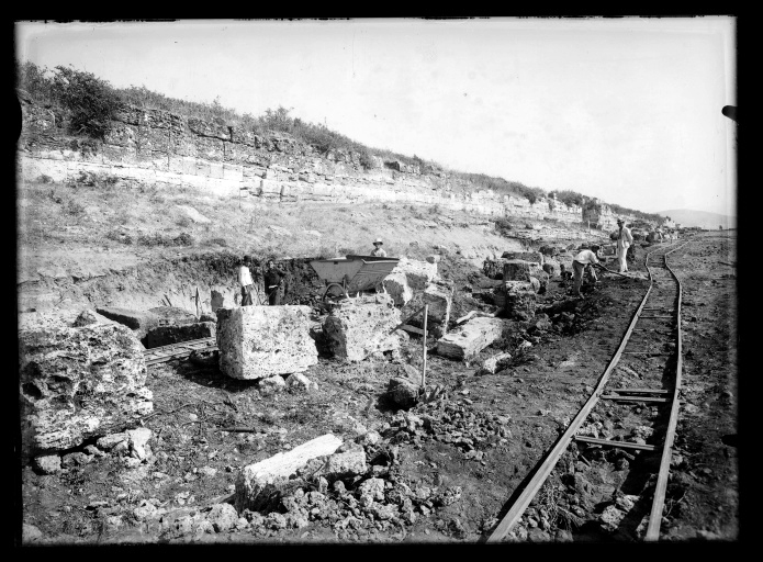 scavi archeologici - Paestum (negativo) di Samaritani Ernesto (XX)