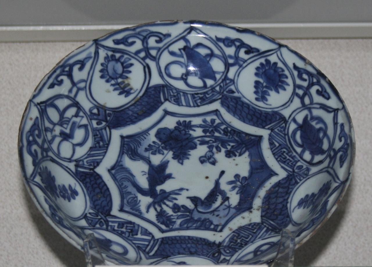 piatto - bottega di Jingdezhen (secc. XVI/ XVII)