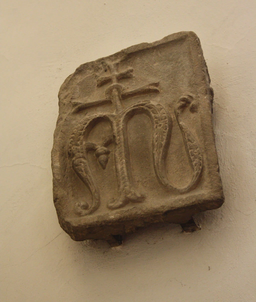 monogramma della Fraternita dei Laici (rilievo, elemento d'insieme) - ambito aretino (sec. XV)