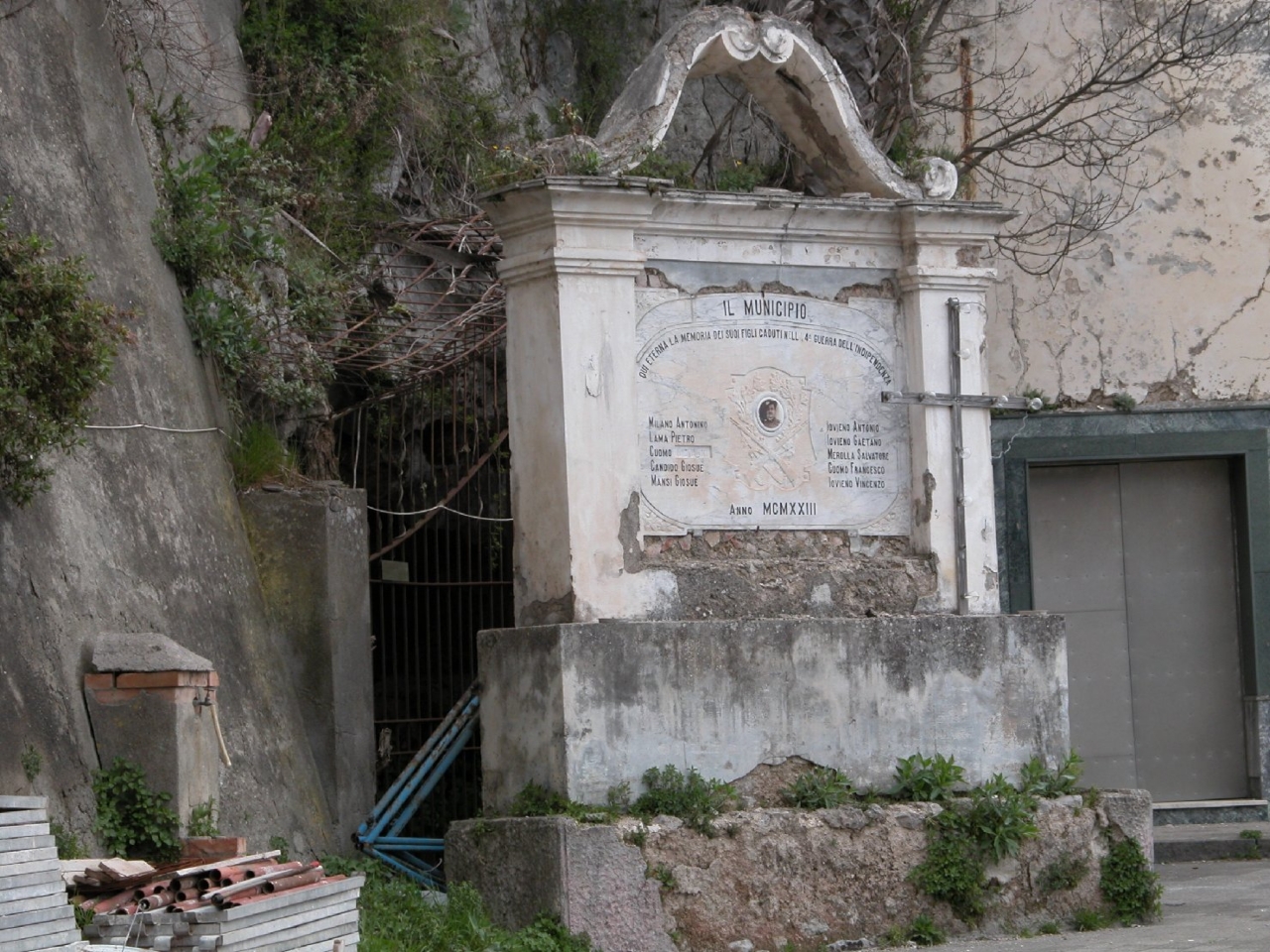 monumento ai caduti - a lapide - bottega Italia centro-meridionale (sec. XX)