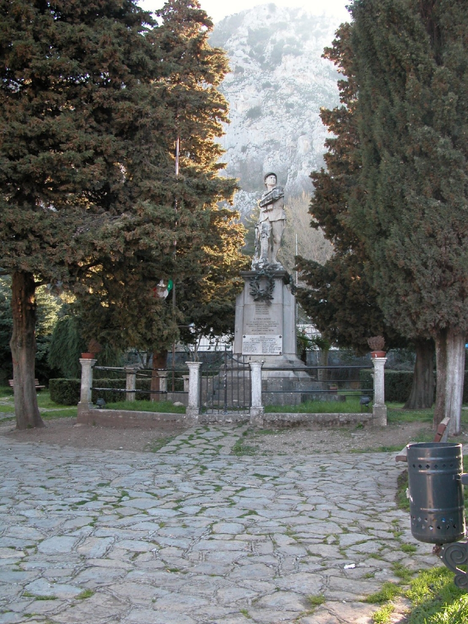 figura di soldato: fante (monumento ai caduti) - bottega Italia centro-meridionale (sec. XX)