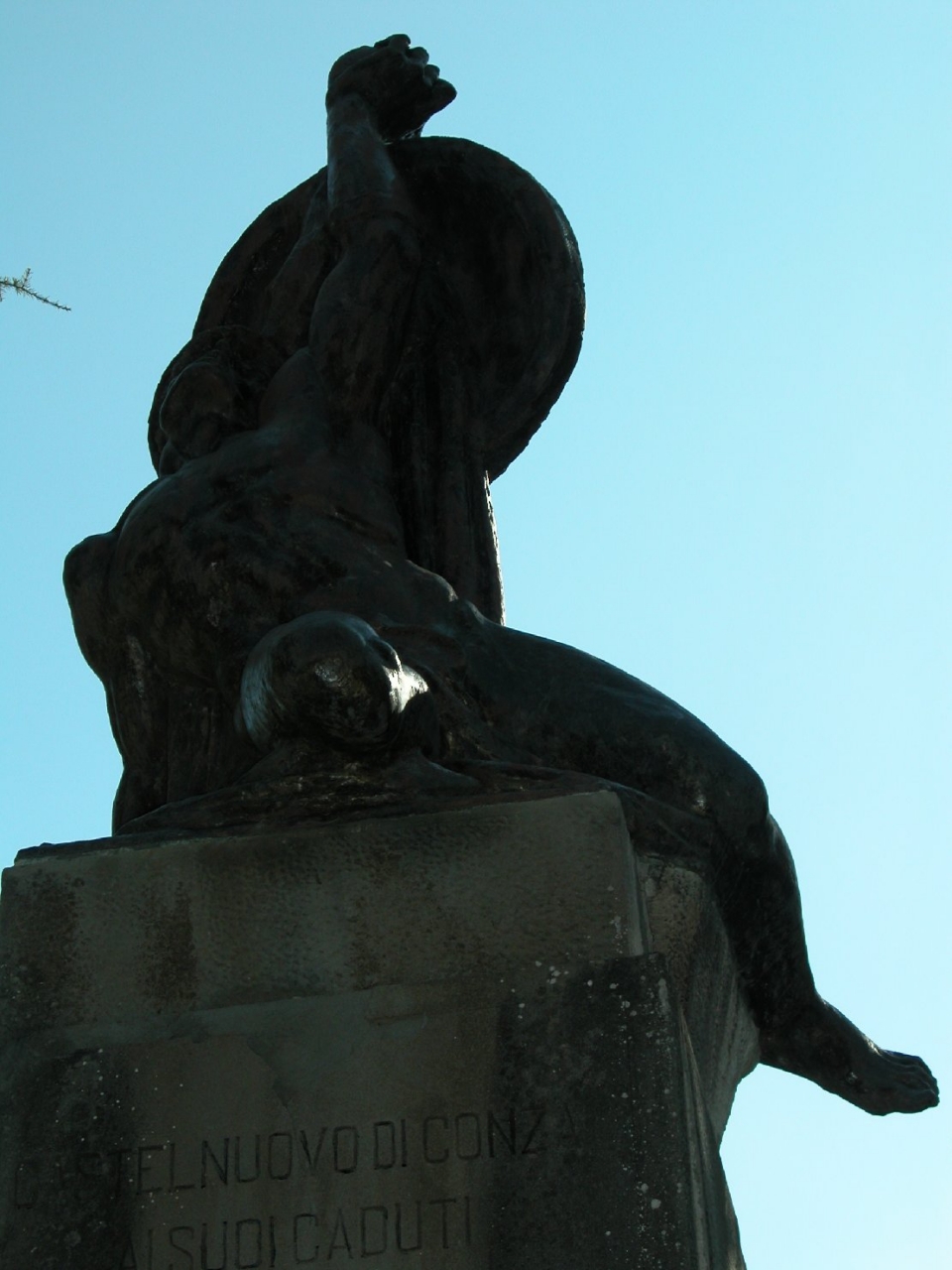 allegoria del sacrificio del soldato per la Patria (monumento ai caduti - a cippo) - bottega Italia centro-meridionale (sec. XX)