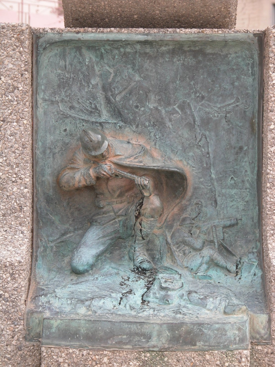 figure di soldati in combattimento (rilievo) di Tomai Ennio (sec. XX)