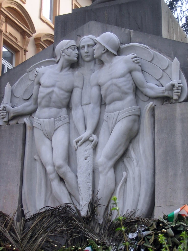 figure di soldati con allegoria della Vittoria (monumento ai caduti - a colonna) - bottega Italia centro-meridionale (sec. XX)