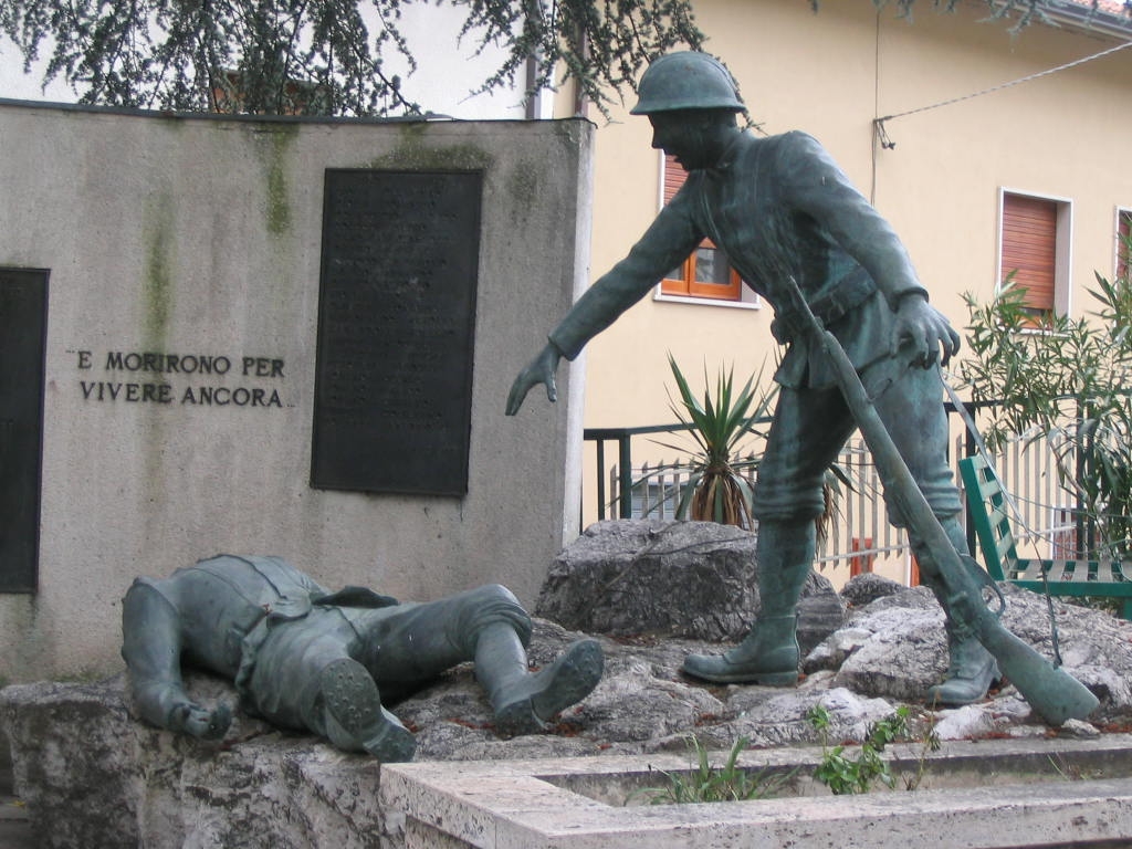 morte del soldato, figura di soldato: fante (monumento ai caduti) di De Vinco R (sec. XX)