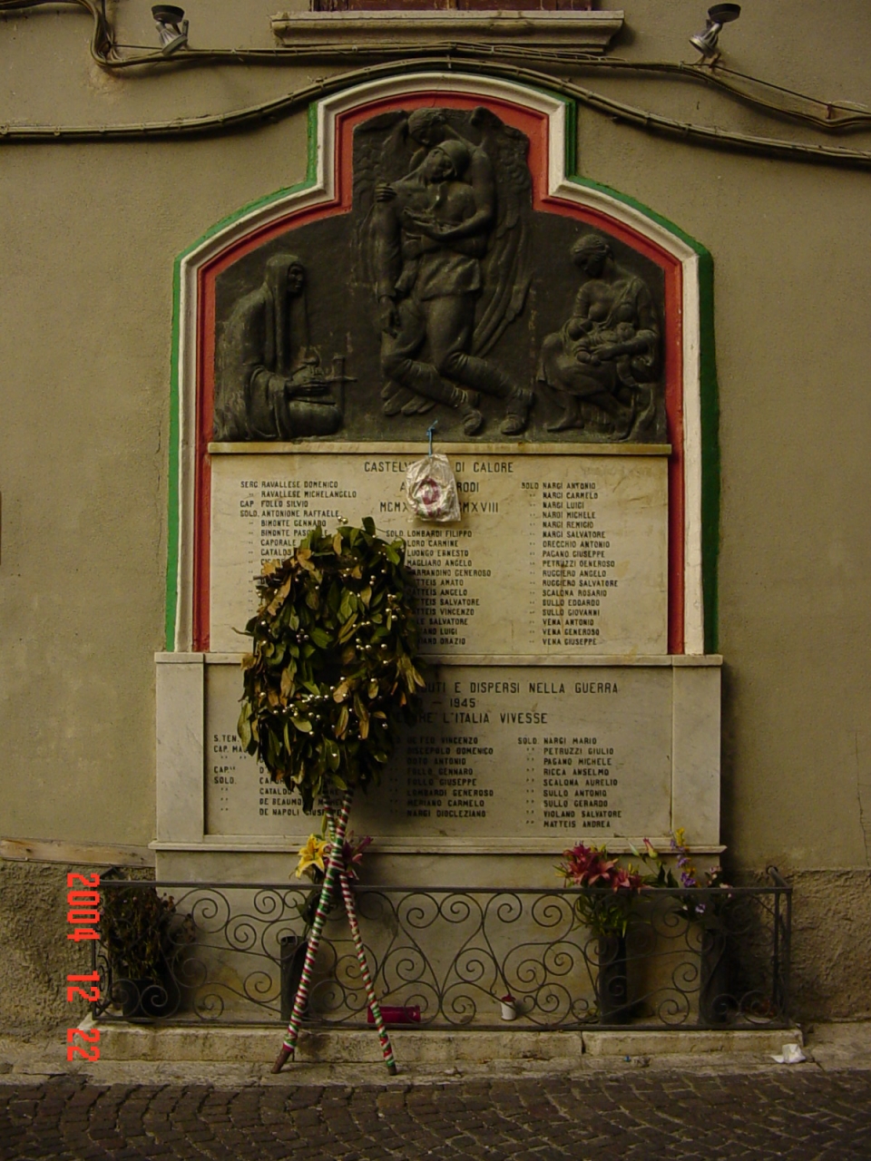 allegoria della morte del soldato (monumento ai caduti - a lapide) - bottega Italia centro-meridionale (sec. XX)