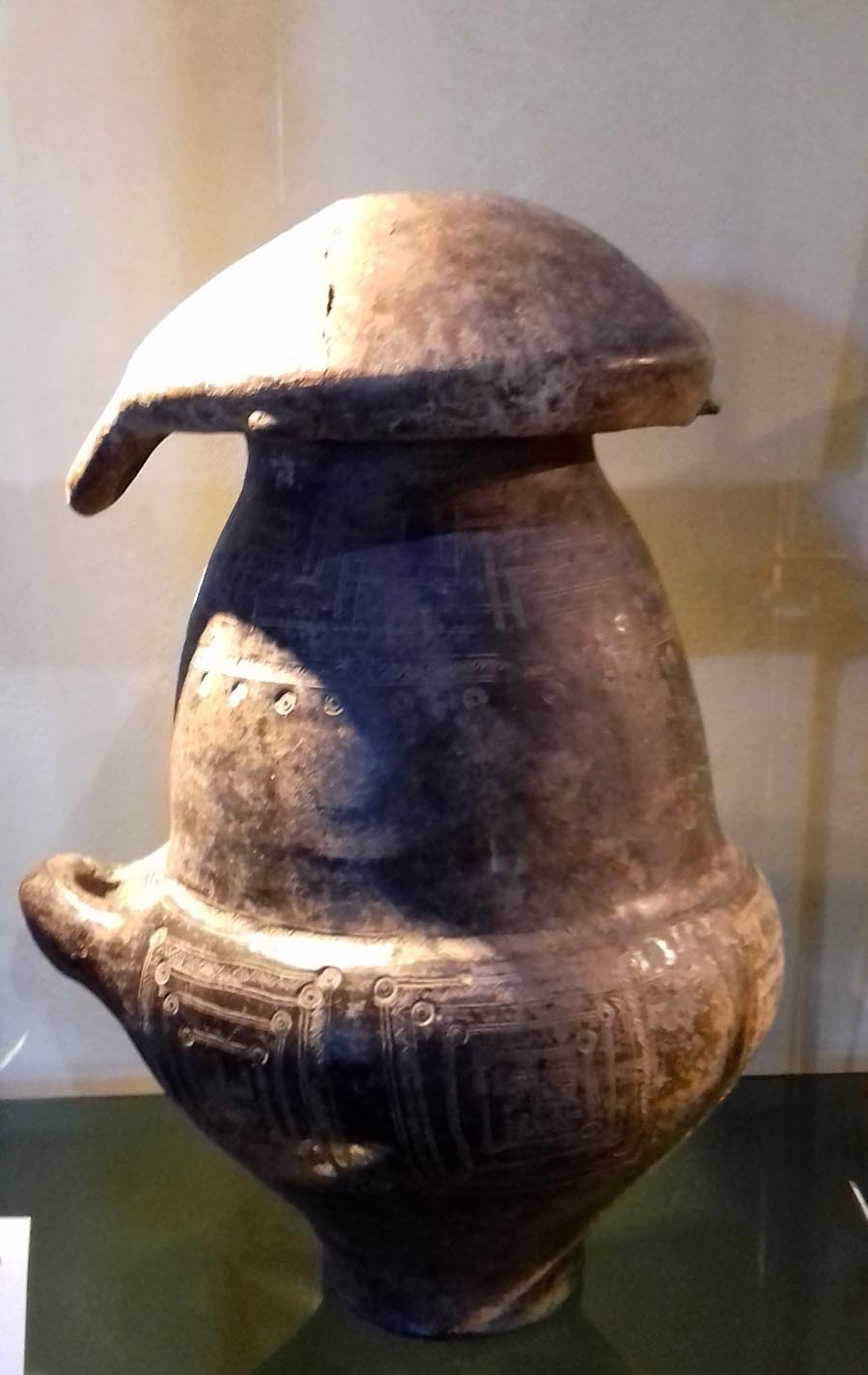 biconico/ con ciotola coperchio - produzione etrusco meridionale (seconda metà IX a.C)