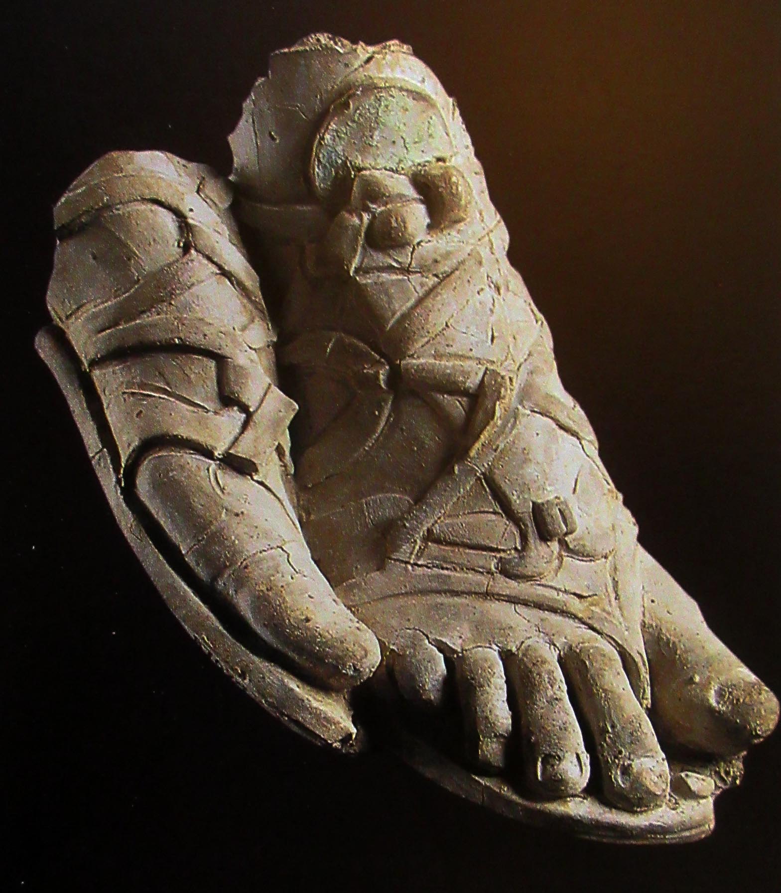 statua/ frontonale, piedi (metà II a.C)