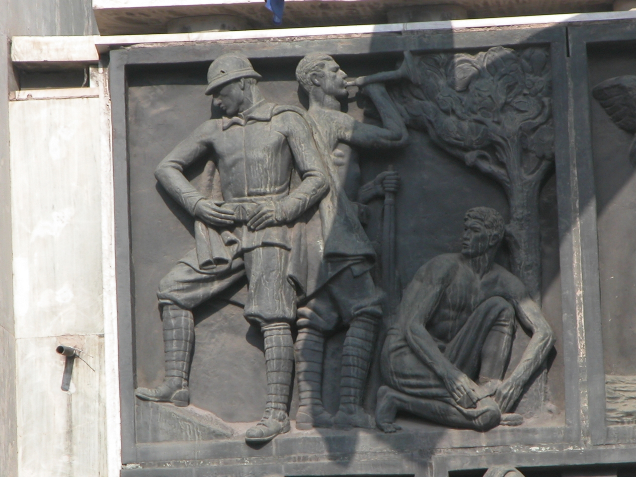figure di soldati: fanti (rilievo) di De Veroli Carlo, Fonderia / Marmeria Chiurazzi (sec. XX)