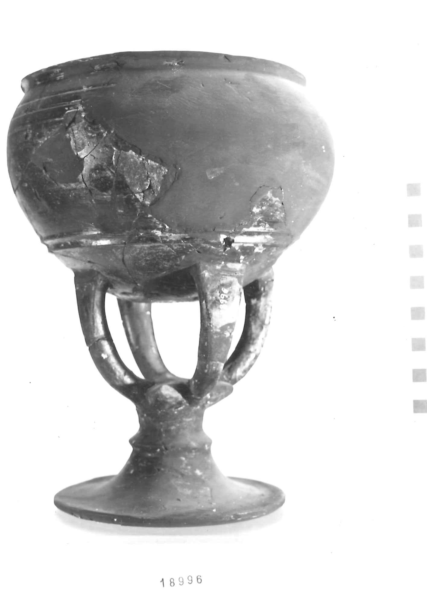 coppa su alto piede - Piceno IV A (sec. VI a.C)
