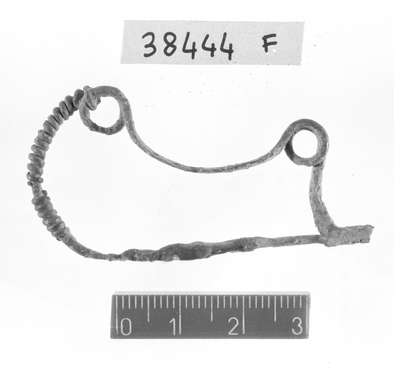 fibula ad arco serpeggiante ad occhielli - Piceno I-II (secc. IX-VIII a.C)
