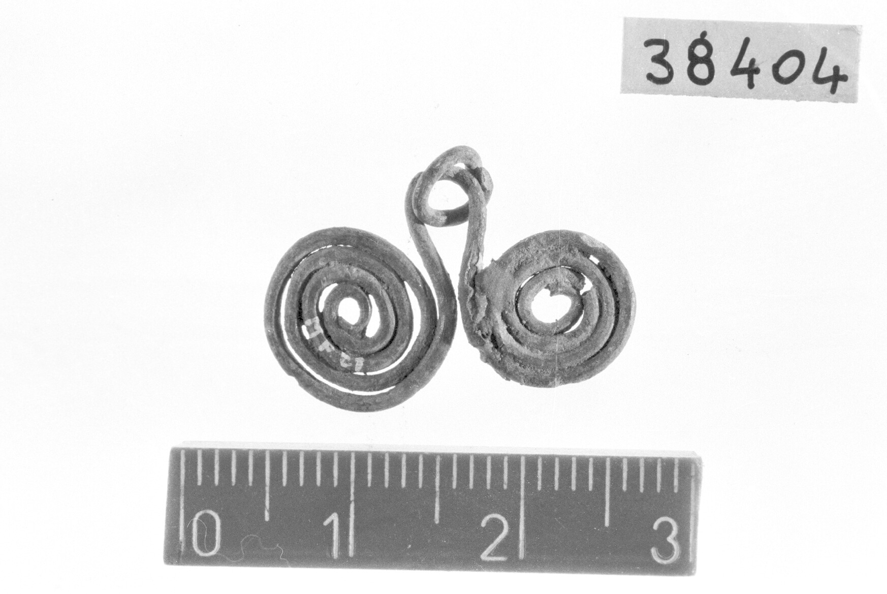 pendaglio ad occhiali sorretto da un anellino - Piceno I-II (secc. IX-VIII a.C)