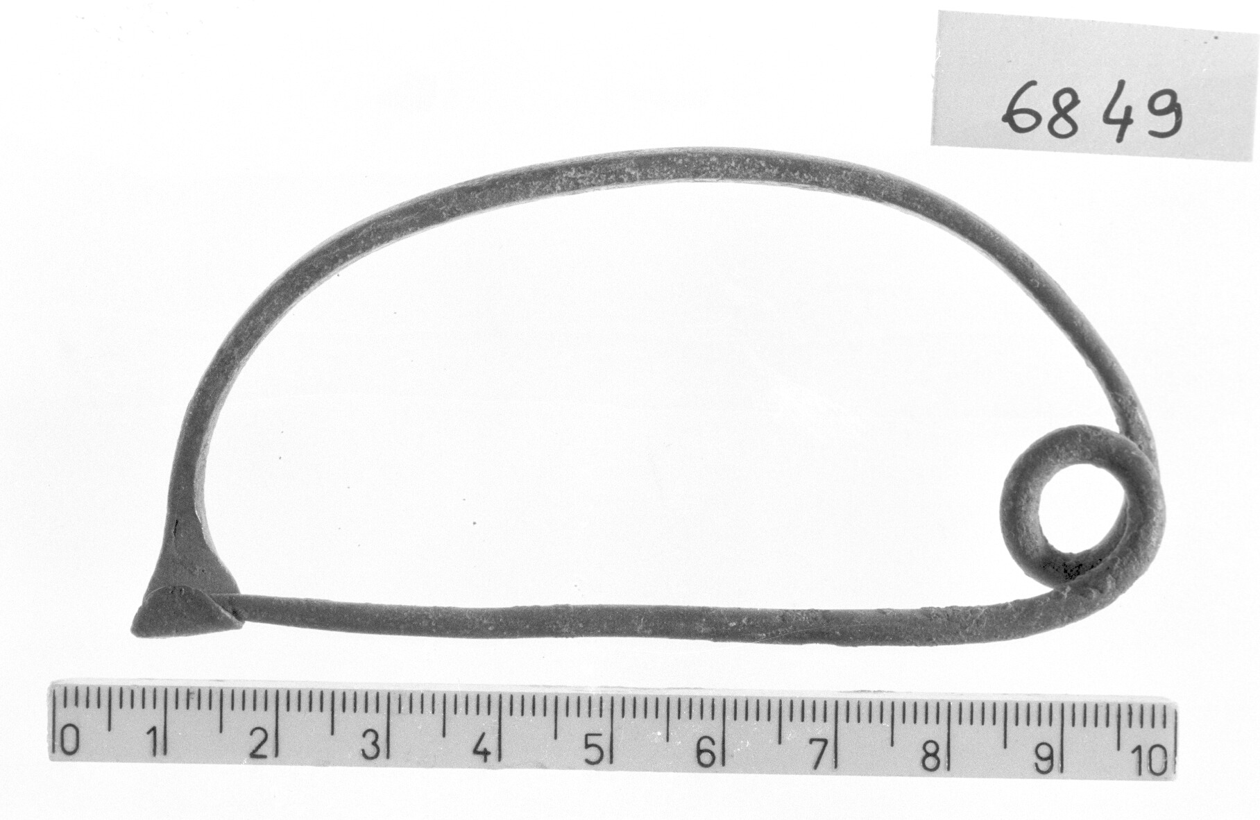 fibula ad arco a nastro ribassato - Piceno I-II (secc. IX-VIII a.C)