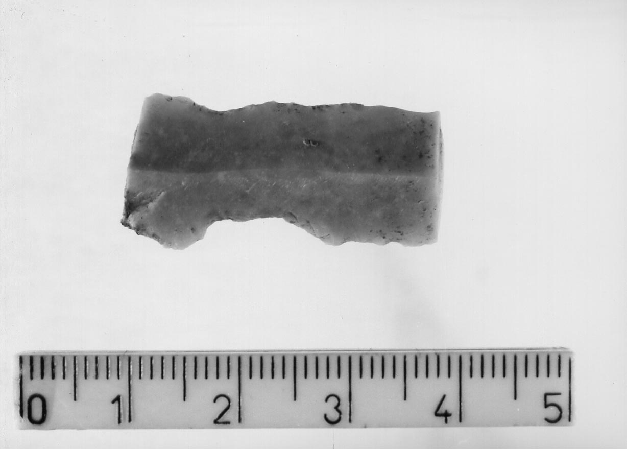 lama con incavo laterale/ frammento (Neolitico finale)