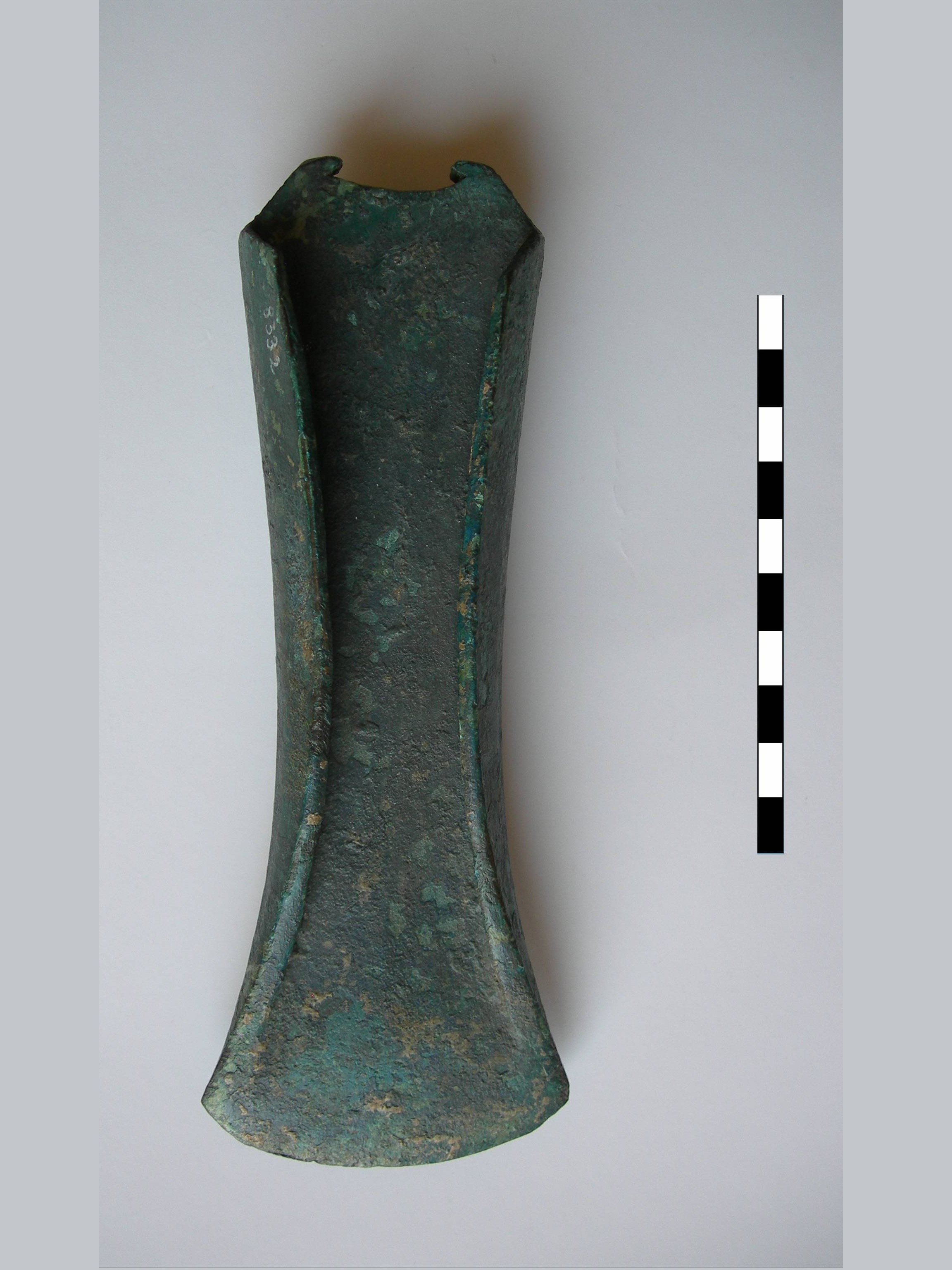 ascia, ascia a margini rialzati (bronzo antico)