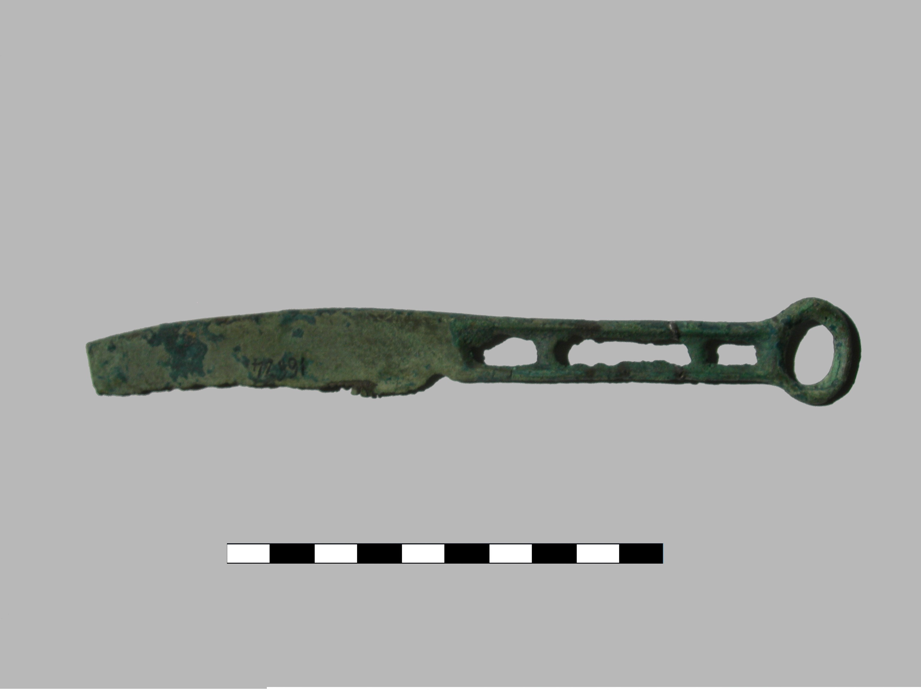 coltello, coltello con manico a giorno tipo Montegiorgio (fine età del bronzo recente)