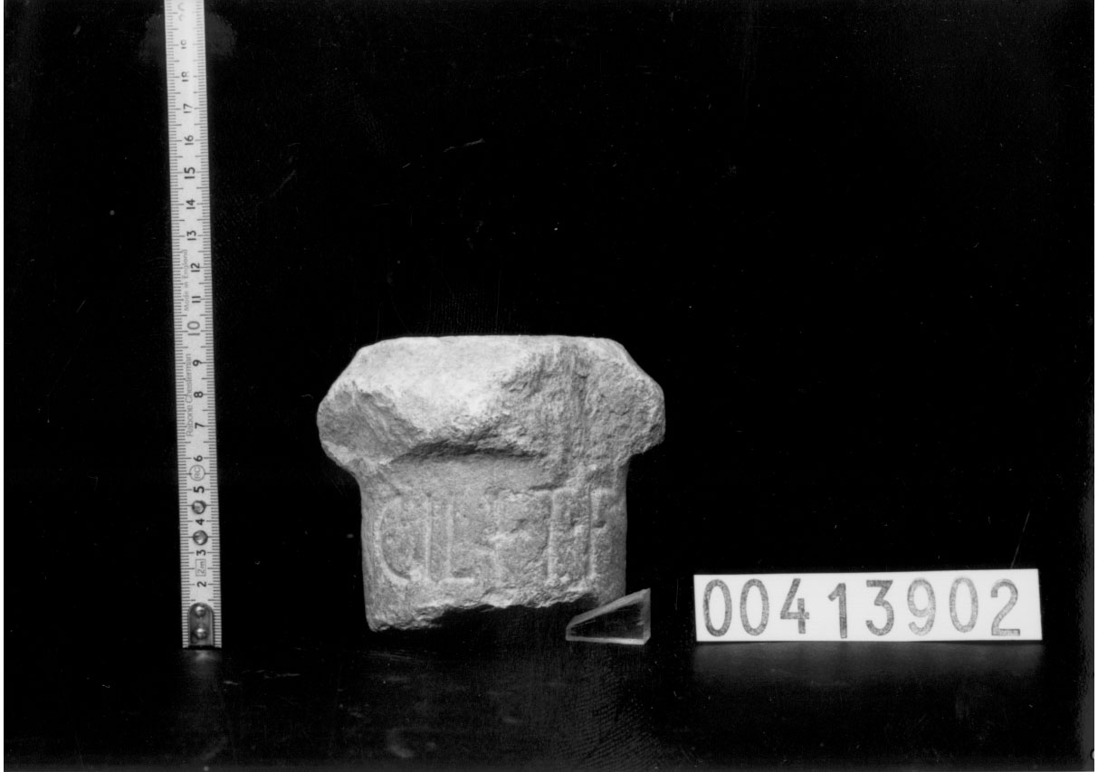 base di cippo funerario (II sec. a.C)