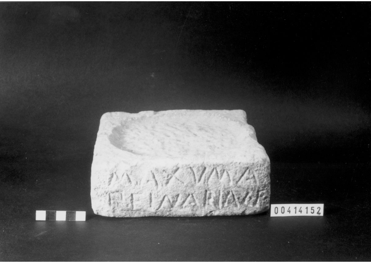 base di cippo funerario (III sec. a.C.-II sec. a.C)