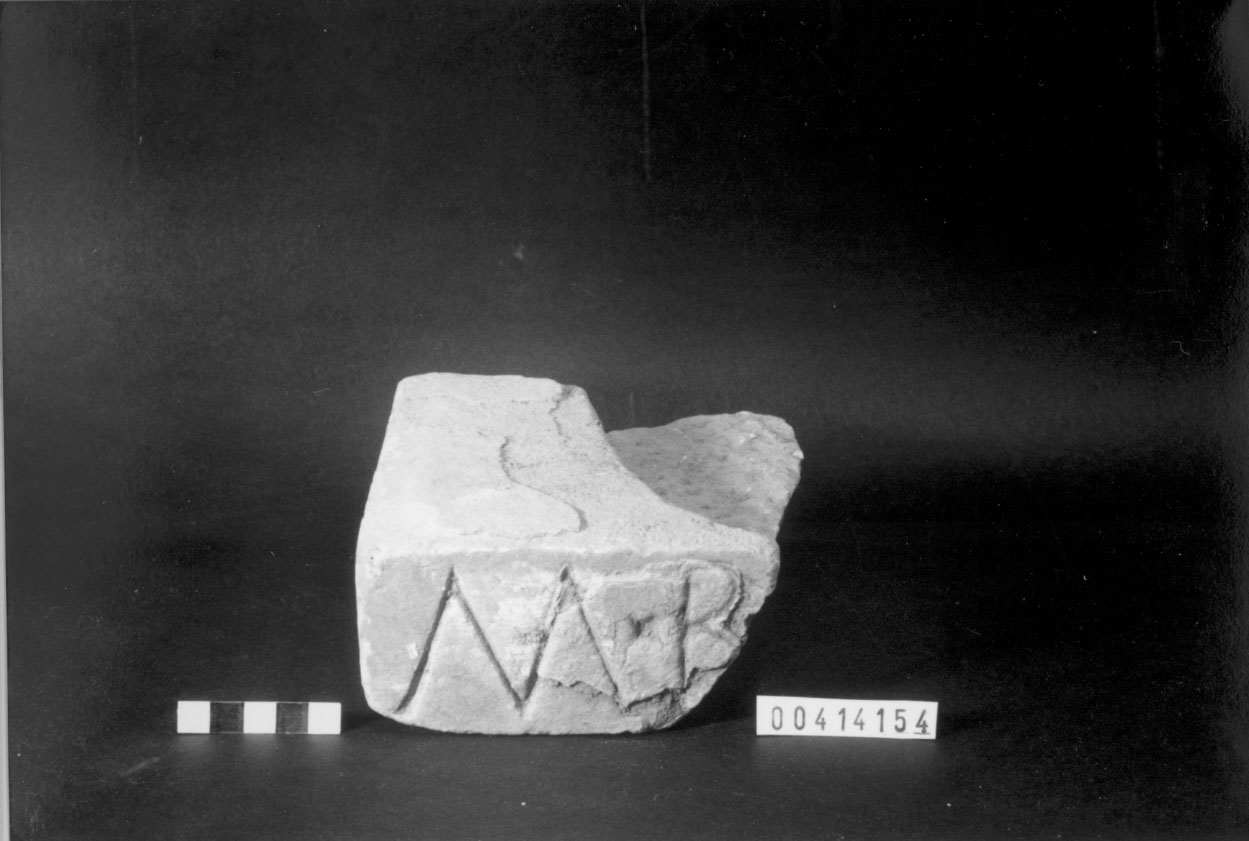 base di cippo funerario/frammento (III sec. a.C.-II sec. a.C)