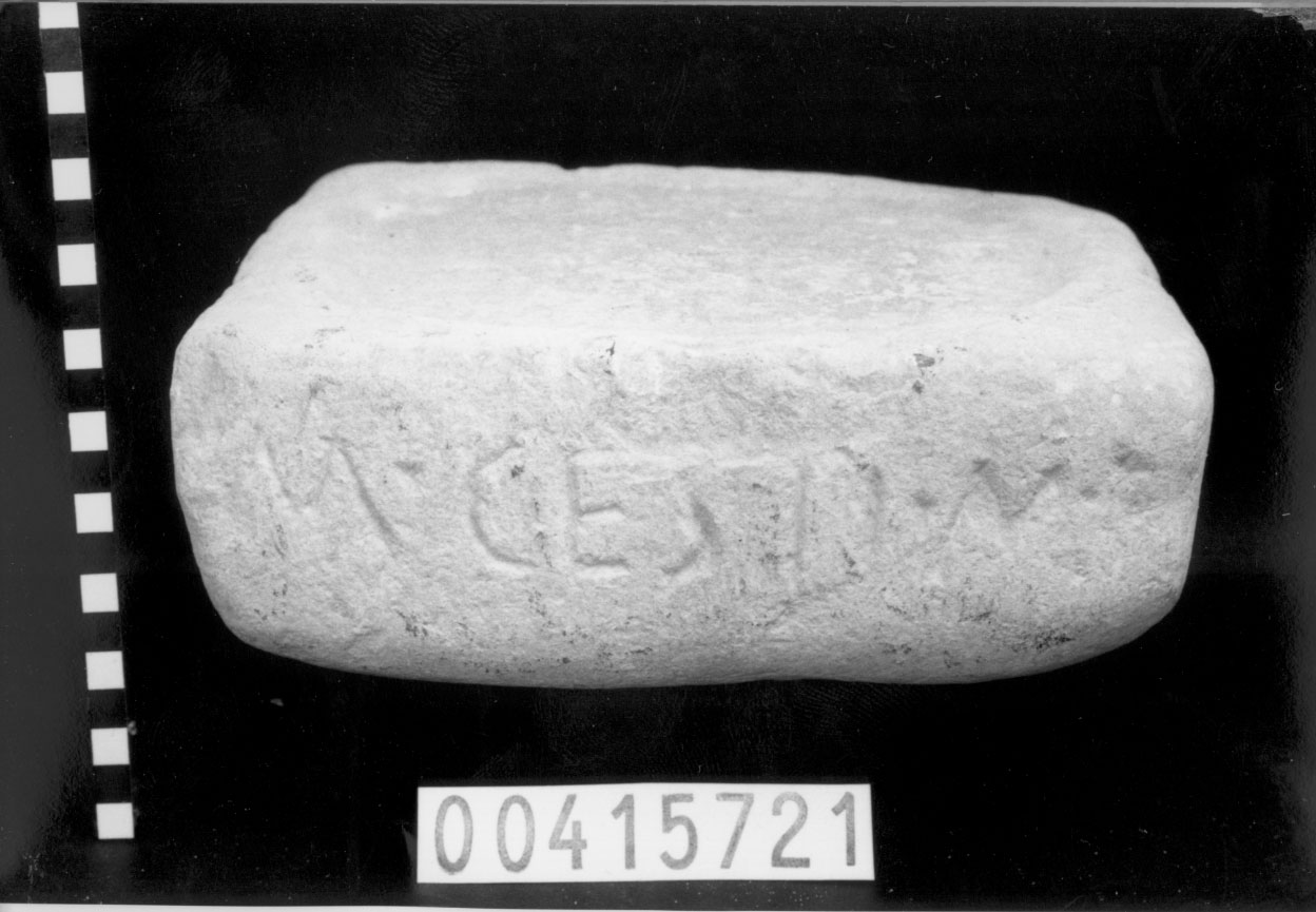 base di cippo funerario (II sec. a.C)