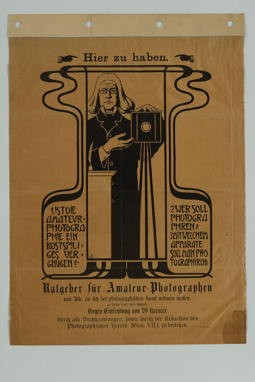 fotografo in posa accanto alla macchina fotografica (manifesto) di M. Wottitz - ambito austriaco (primo quarto sec. XX)