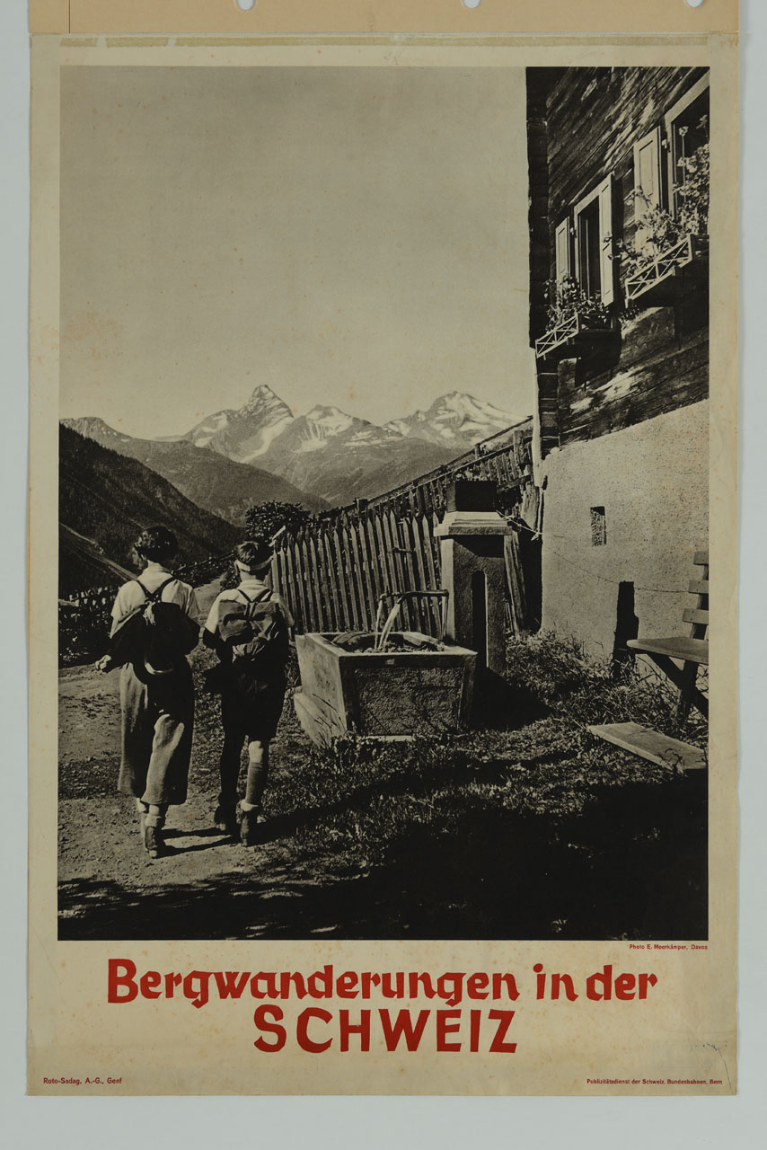 due ragazzi camminano verso le montagne, zaini in spalla (manifesto) di Meerkämper Emil (sec. XX)
