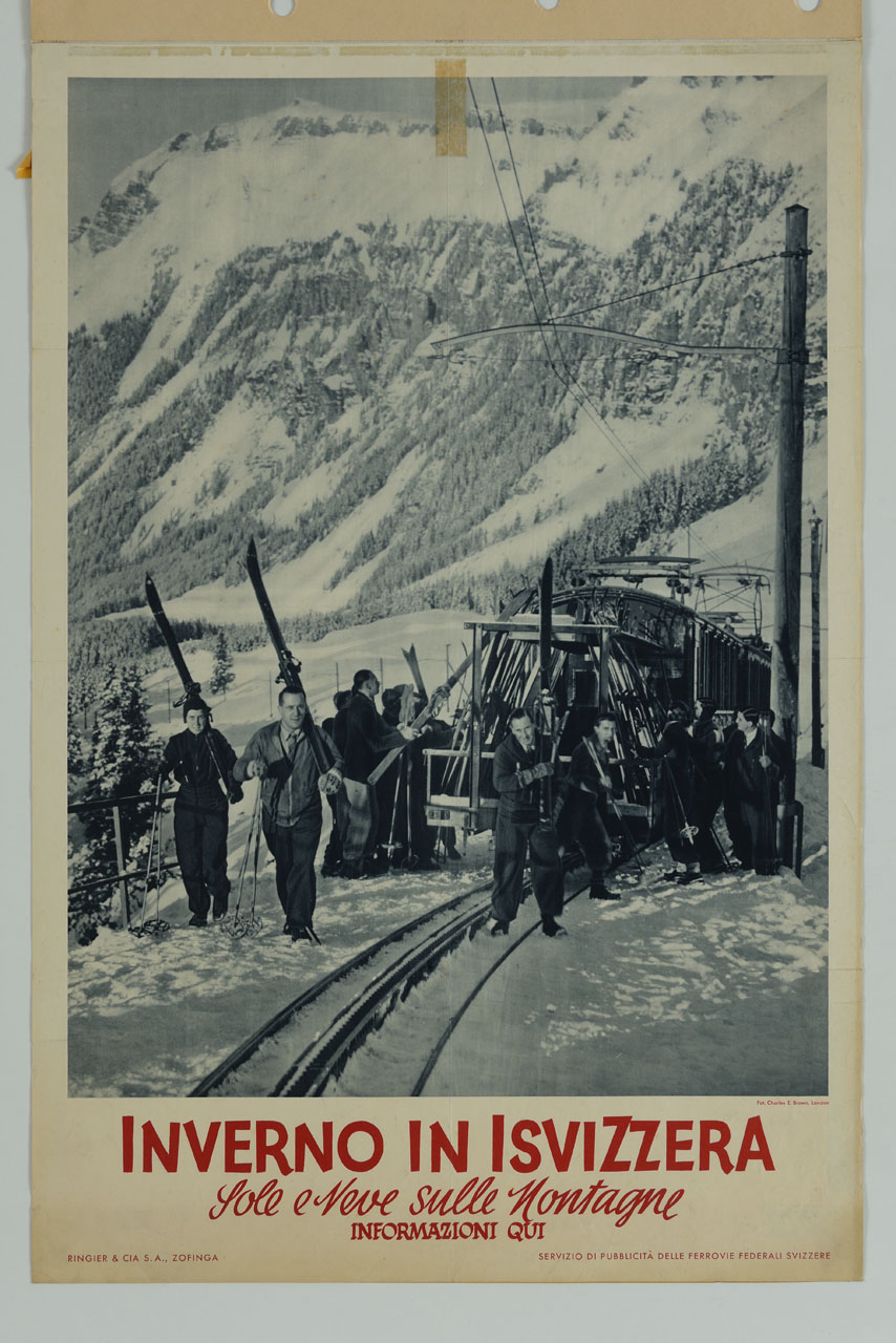 uomini con gli sci scendono da un treno in montagna (manifesto) di Brown Charles (sec. XX)