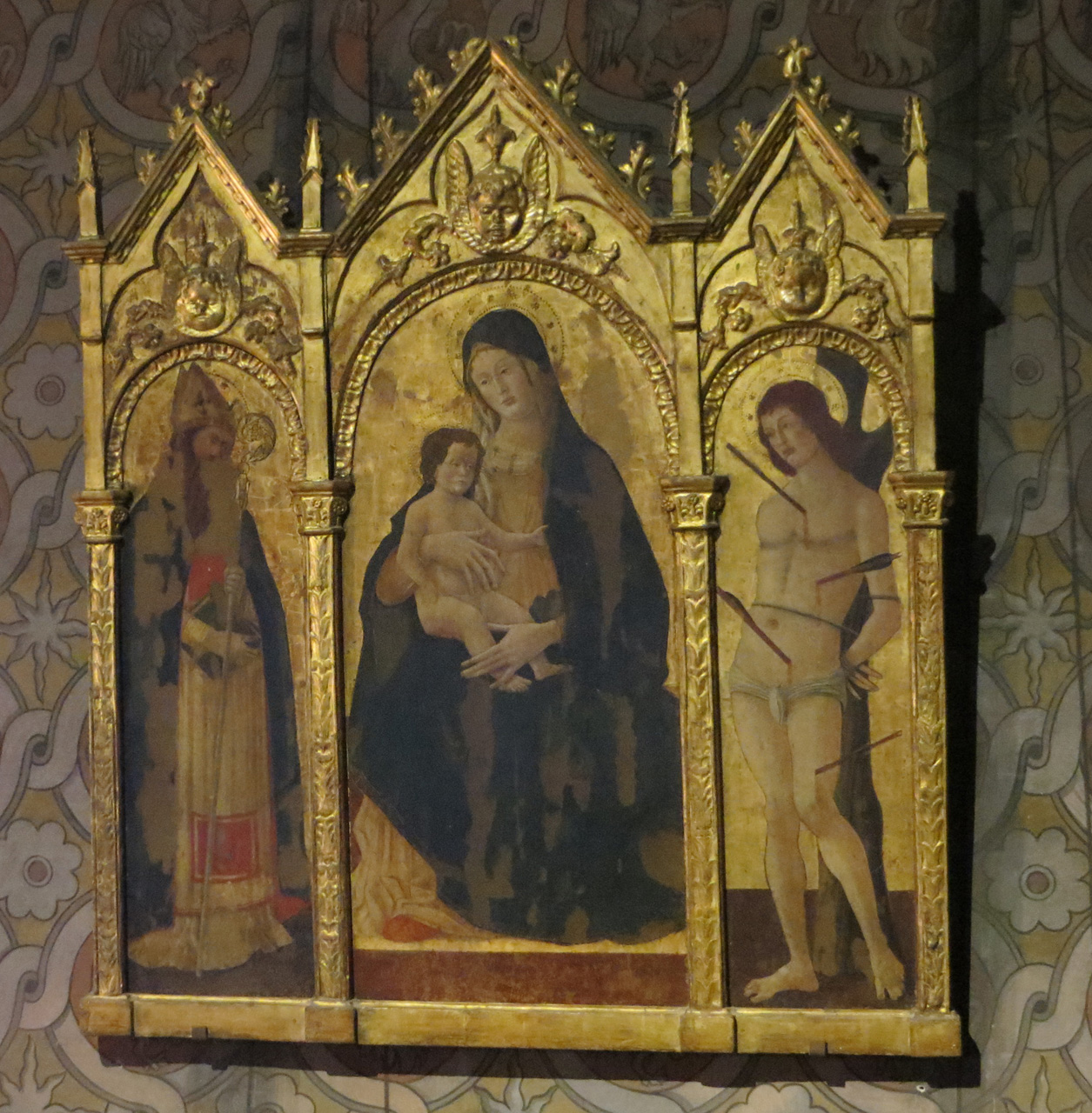 Madonna col Bambino fra i Santi Agostino e Sebastiano, Madonna con Bambino, sant'Agostino e san Sebastiano (trittico) di Cristoforo di Benedetto (attribuito) (fine sec. XV)
