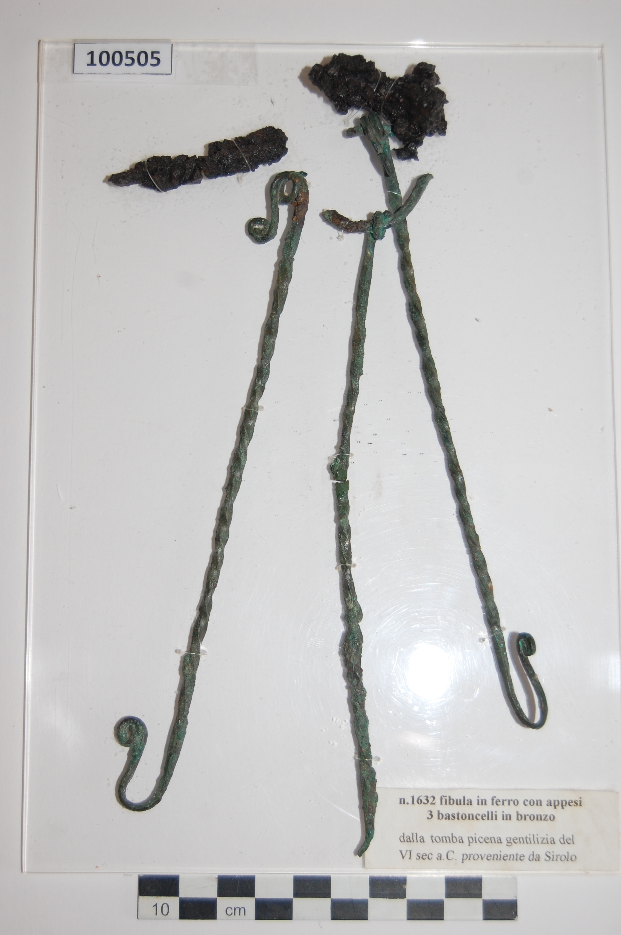 fibula con pendenti a bastoncello ricurvo (sec. VI a.C)
