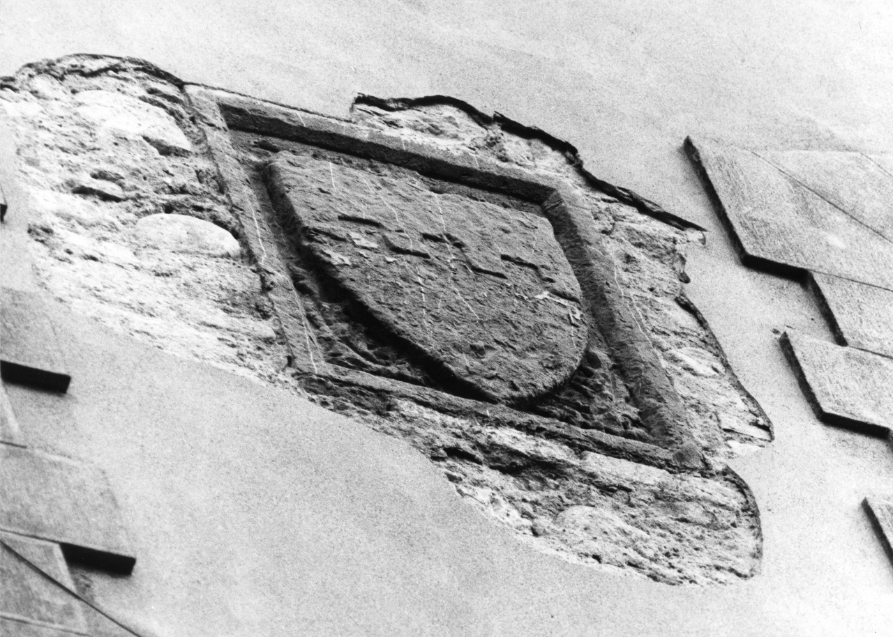stemma gentilizio della famiglia Mazzei (rilievo) - manifattura pistoiese (fine/ inizio secc. XIV/ XV)
